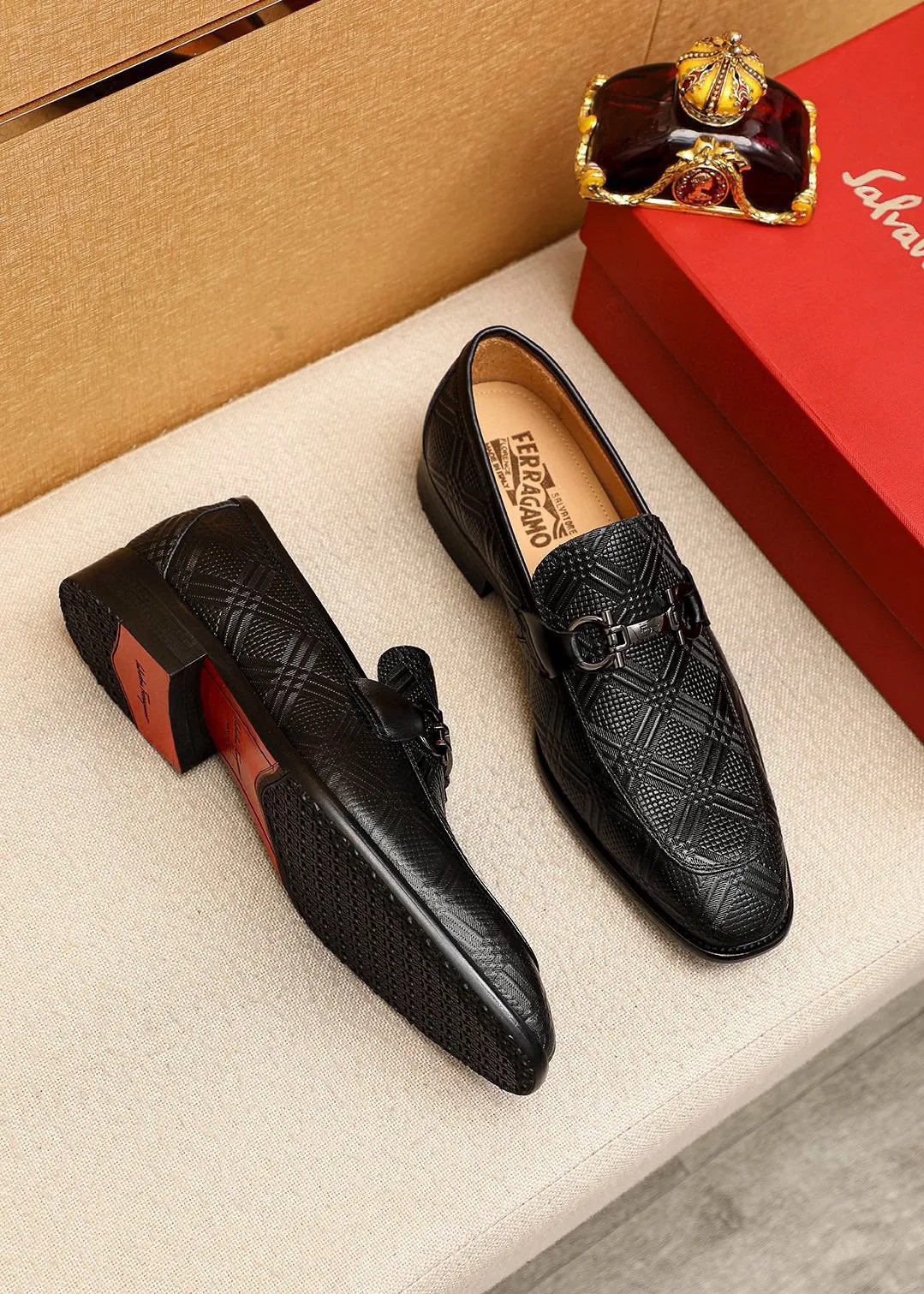 Men's shoes💰480💰 Product trademark: Ferragamo "Ferragamo" casual leather shoes Regular size: 38-44 (custom-made for 45🉑️) Product materials: Selected imported first-layer calfskin embossed upper + original hardware buckle, imported water-dyed cowhide leather lining. Strong three-dimensional visual effect, combined outsole Color: 1⃣️color optional